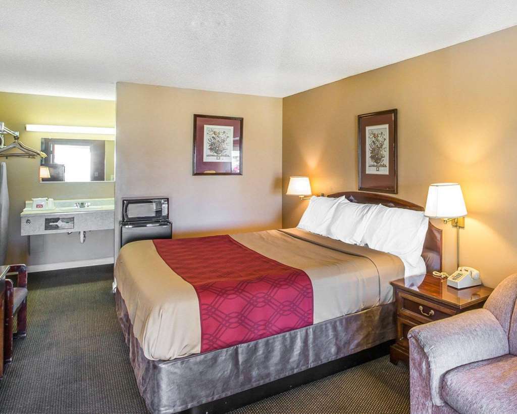Econo Lodge Union City - Atlanta South Room photo